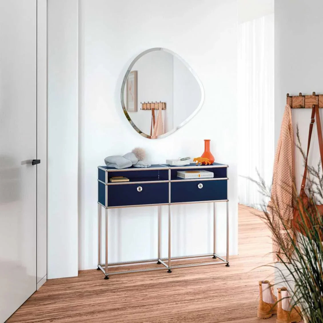 USM Haller Sideboard M51 in Stahlblau – stilvolle Einrichtung im Flur mit modernem Design, großzügigem Stauraum und klarer Linienführung im ikonischen USM System