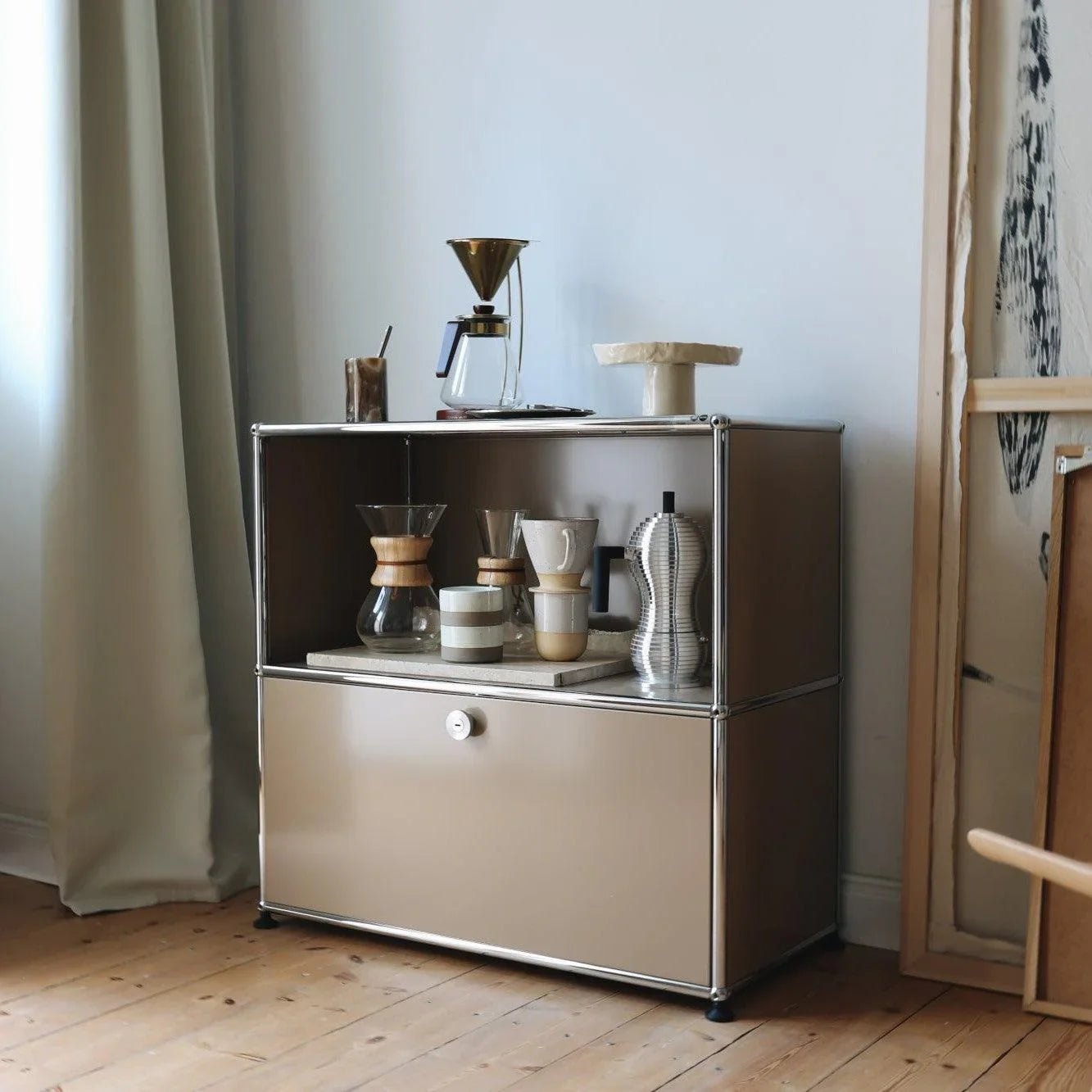 USM Haller Sideboard M62 in Beige – stilvolle Einrichtungslösung im Wohnzimmer mit modularem Design, eleganter Farbgebung und großzügigem Stauraum