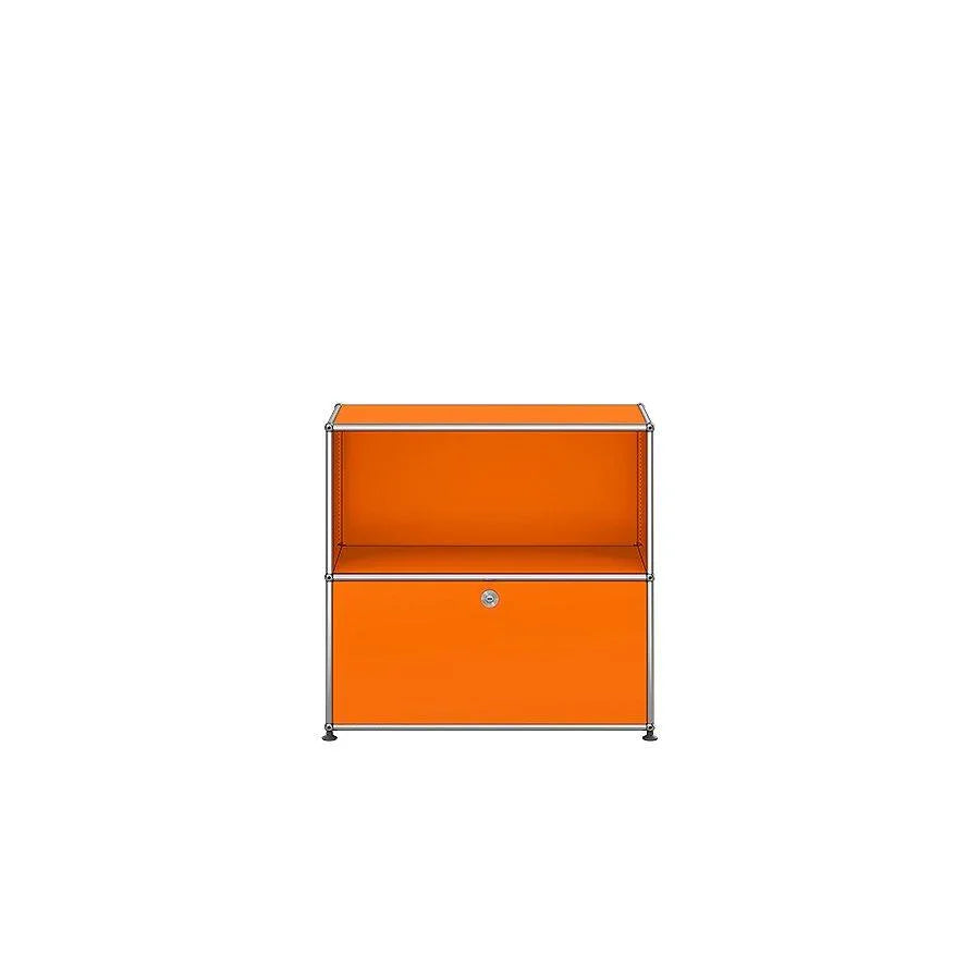 USM Sideboard M62 in Reinorange – modulares Stauraummöbel mit kräftiger Farbe für kreative Büros, stylishe Wohnräume oder Architektenbüros mit Designschwerpunkt