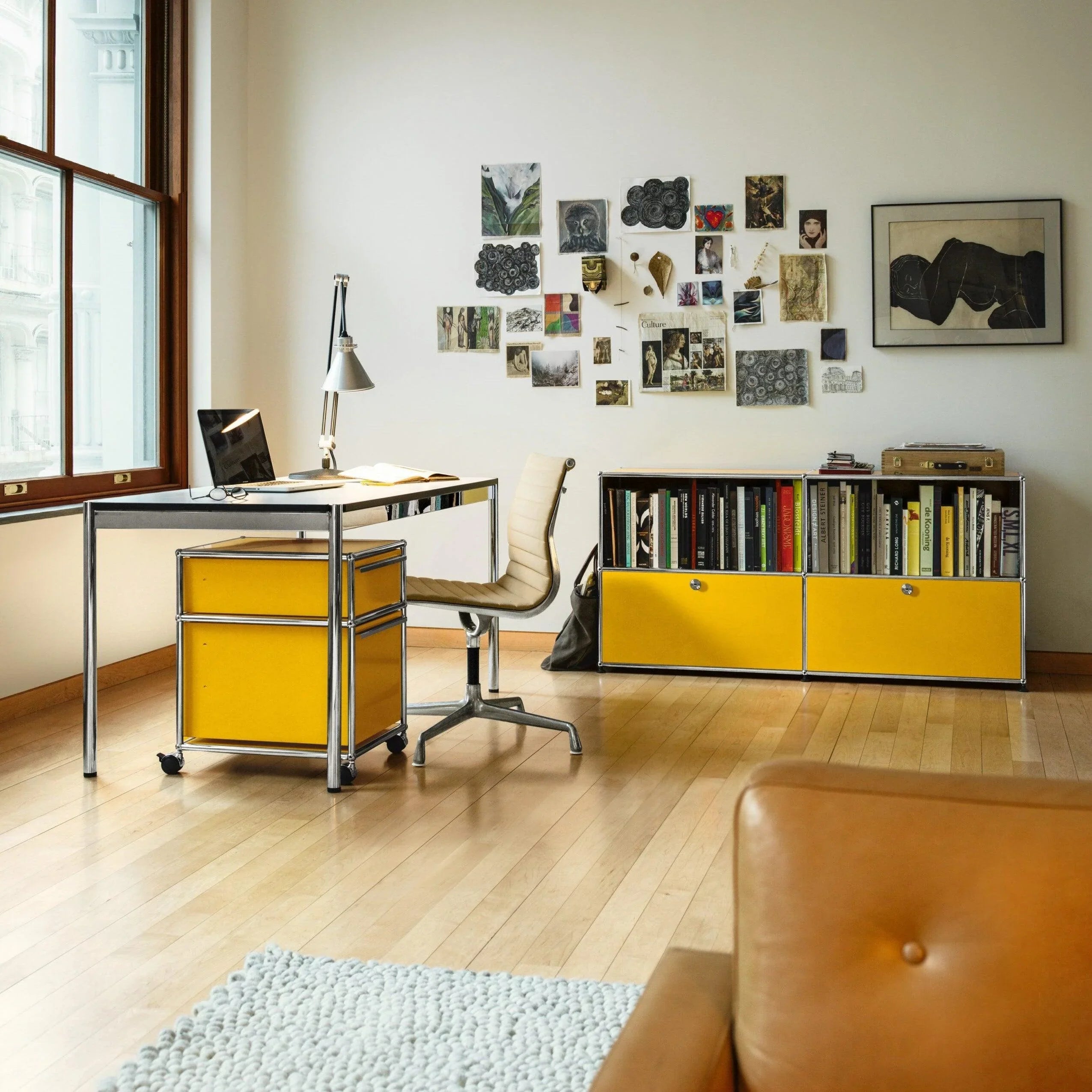 USM Haller Tisch T8 in Fenix Bianco Kos als clean gestalteter Arbeitsplatz – weißer Tisch kombiniert mit farbigen USM Containern für modernes Interior Design