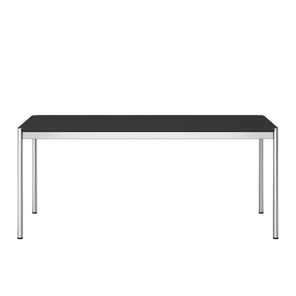 Modellansicht des USM Haller Tisches T69 in Linoleum Nero – moderner Schreibtisch mit schwarzer, matter Oberfläche für Büro und Homeoffice