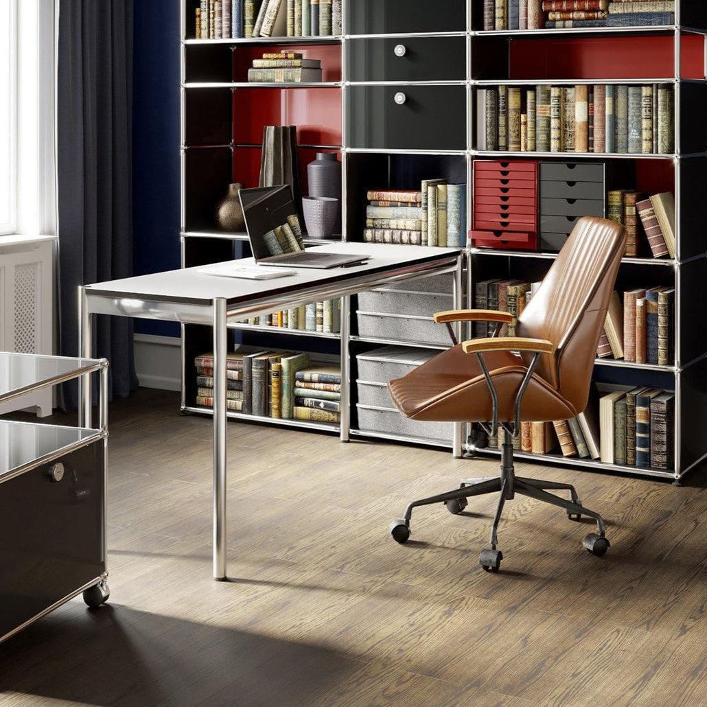 Einzelarbeitsplatz mit USM Tisch T8 in Kunstharz Perlgrau – heller Design-Schreibtisch für lichtdurchflutete Räume und fokussiertes Arbeiten