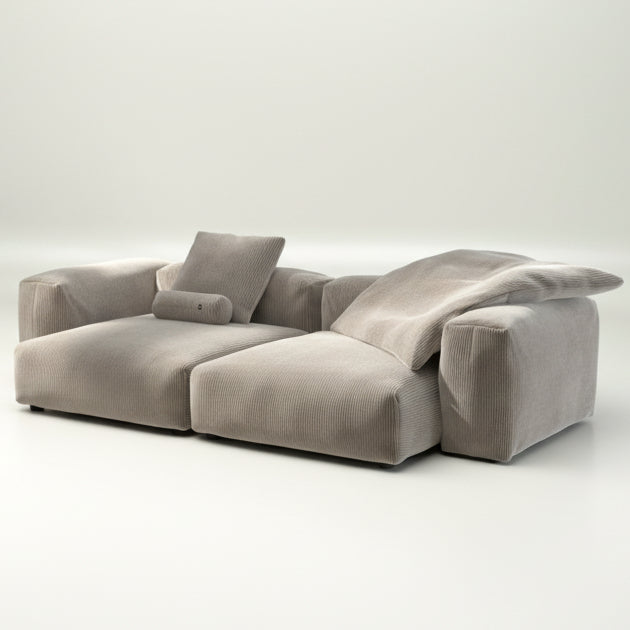 vetsak Sofa SET 02 XL als klassischer Zweisitzer in Cord Velour Platinum mit Kissen – seitliche Ansicht des weichen Lounge-Sofas in hellem Grau mit markanter Struktur