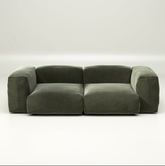 vetsak Sofa SET 02 in M mit Suave-Stoff in Pine – samtiges Grün für ein natürliches Raumgefühl