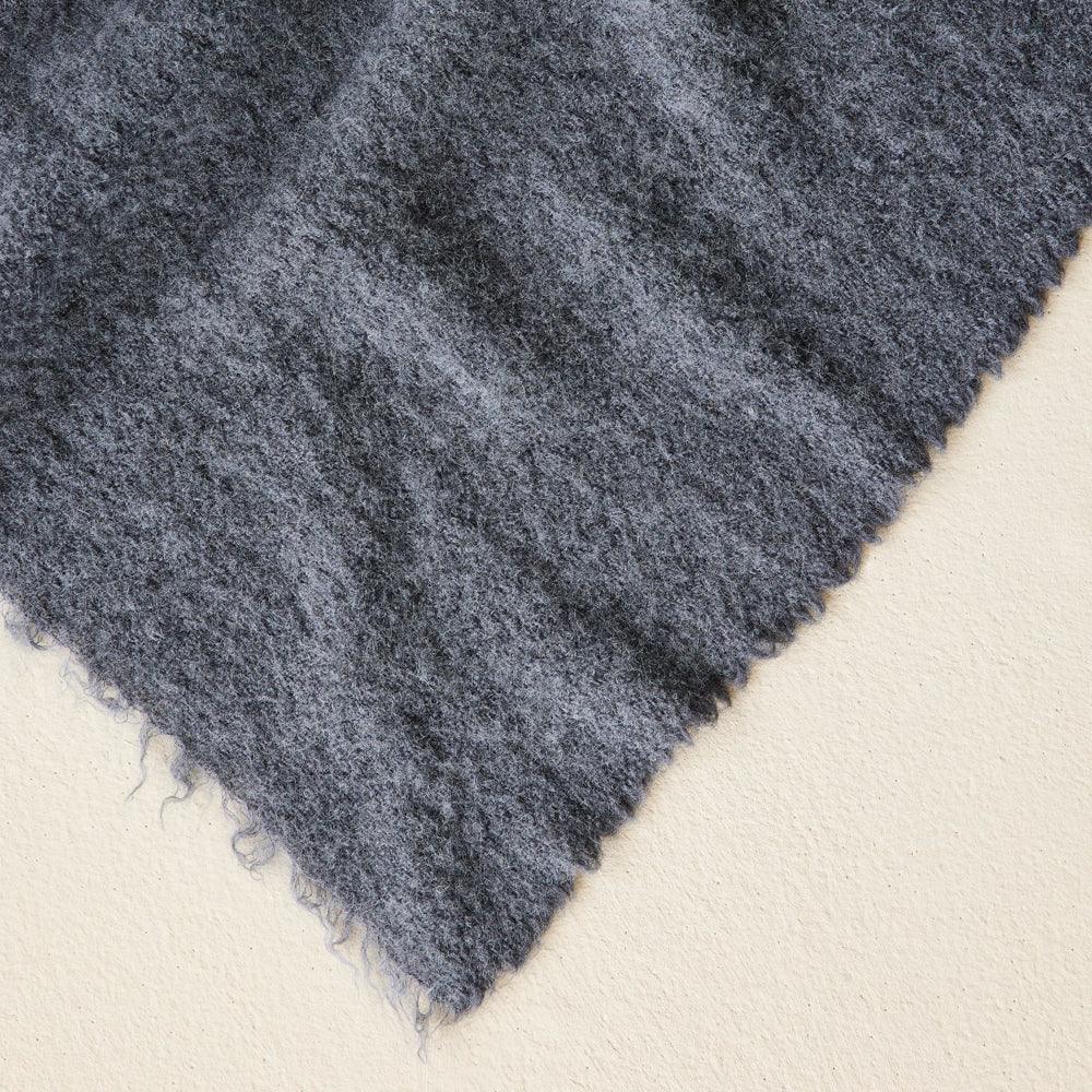 Vetsak Decke TED in Dunkelblau – stilvolle Ergänzung im Wohnzimmer mit Bouclé-Struktur