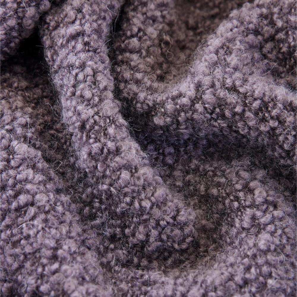 Vetsak TUIS BLANKET Plum – edle Kuscheldecke im Interior-Setting mit warmen Farben