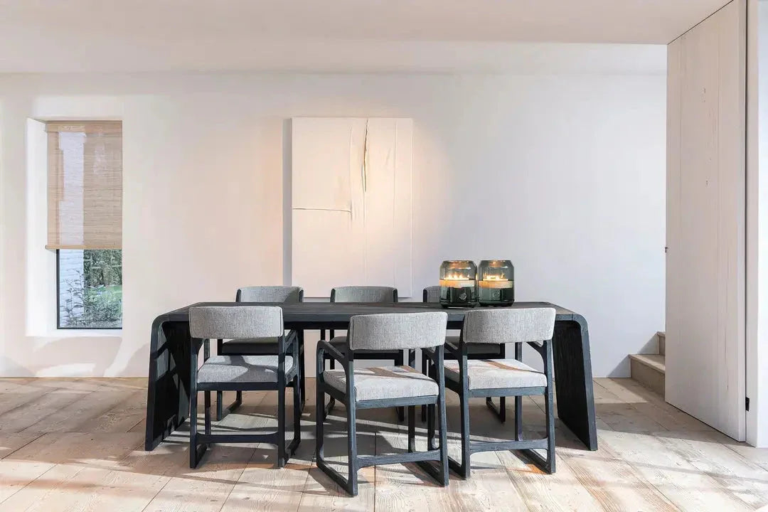 Esstisch VINCE aus recyceltem Teakholz in Anthracite, stilvoll integriert in ein modernes Esszimmer oder Outdoor-Setting – kombiniert mit Designstühlen und natürlichen Materialien