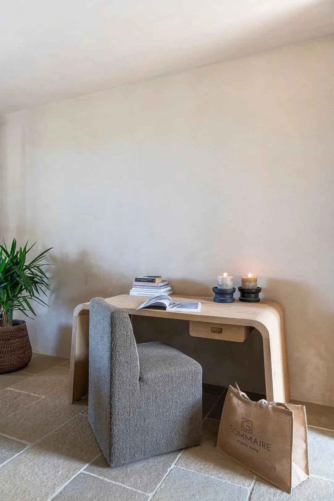 Schreibtisch VINCE aus Teakholz, eingerichtet in einem modernen Homeoffice mit Designstuhl, Regal und natürlichem Licht – funktionale Eleganz im Arbeitsbereich