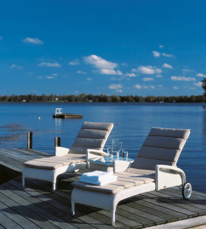 Vincent Sheppard DOVILE Sonnenliege in Quartz Grey auf einer Terrasse