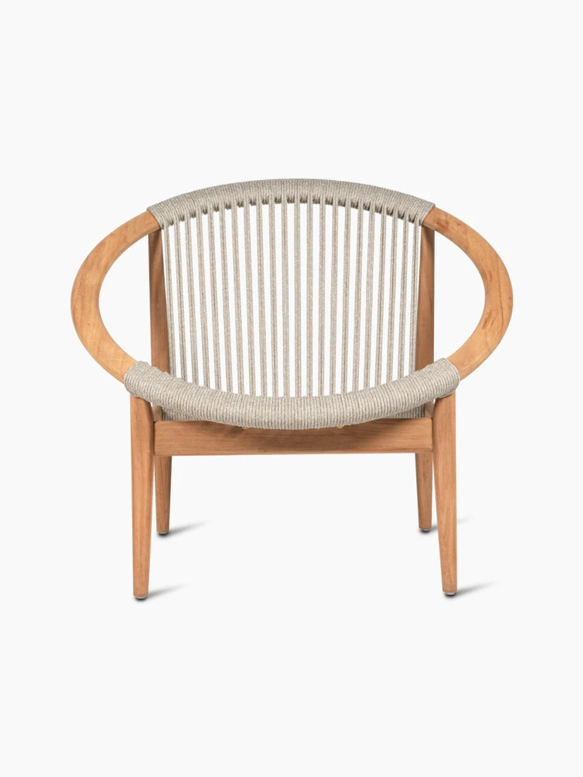 Vincent Sheppard FRIDA Gartensessel mit runder Form und großzügiger Rückenlehne in der Farbe Dune White.