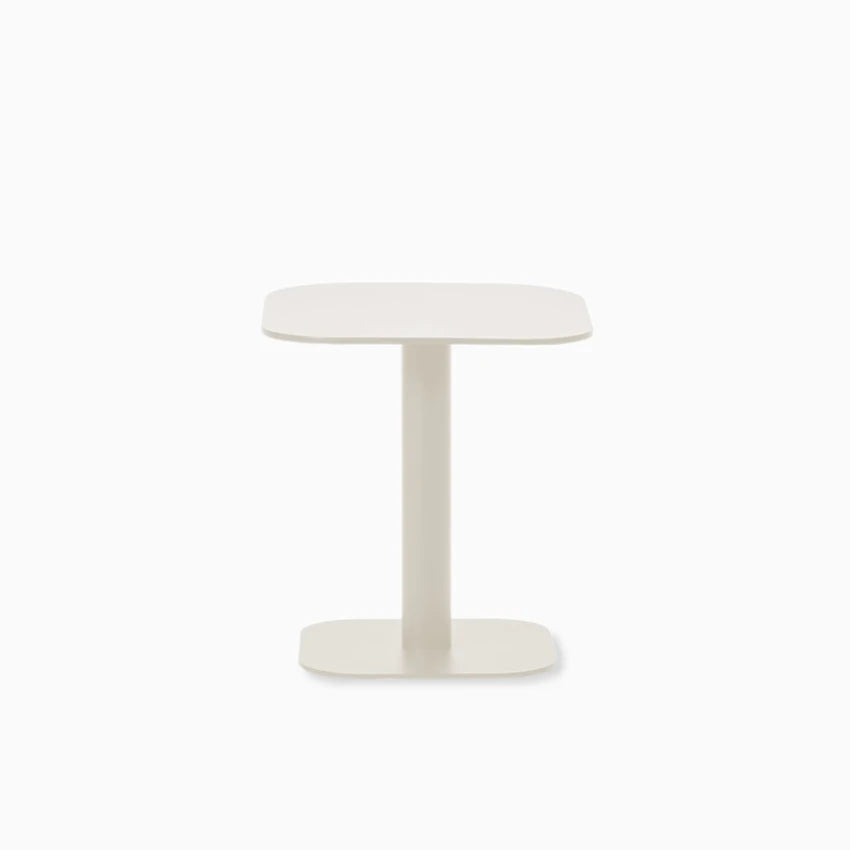 Vincent Sheppard KODO Beistelltisch mit pulverbeschichtetem Aluminiumrahmen in der Farbe Dune White.