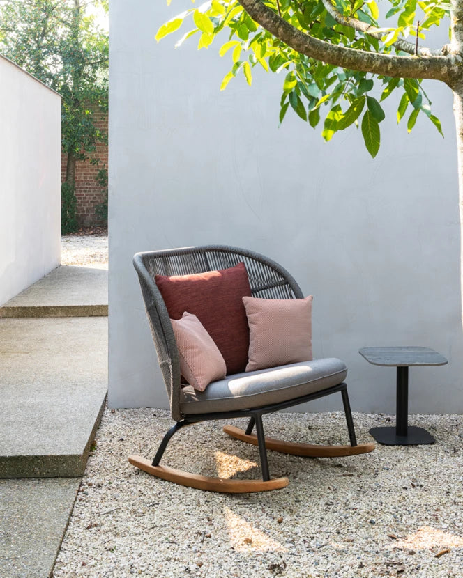 Vincent Sheppard KODO Beistelltisch im Outdoor Bereich in Fossil Grey und einer Flint Keramikplatte