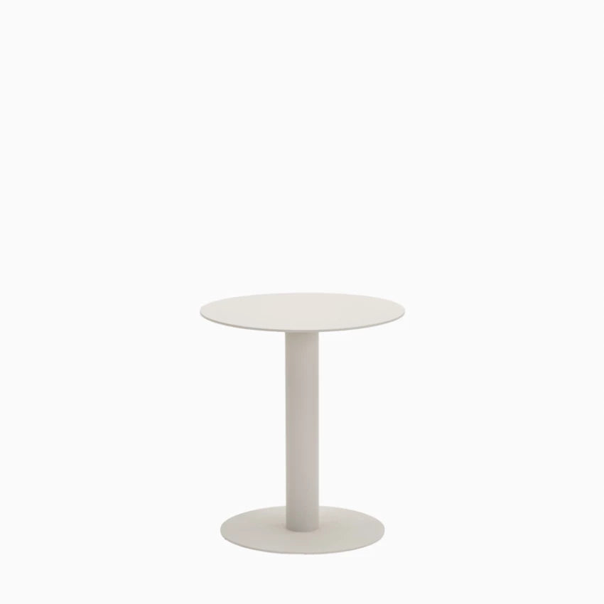 Vincent Sheppard KODO Beistelltisch rund mit pulverbeschichtetem Aluminiumrahmen in der Farbe Dune White.