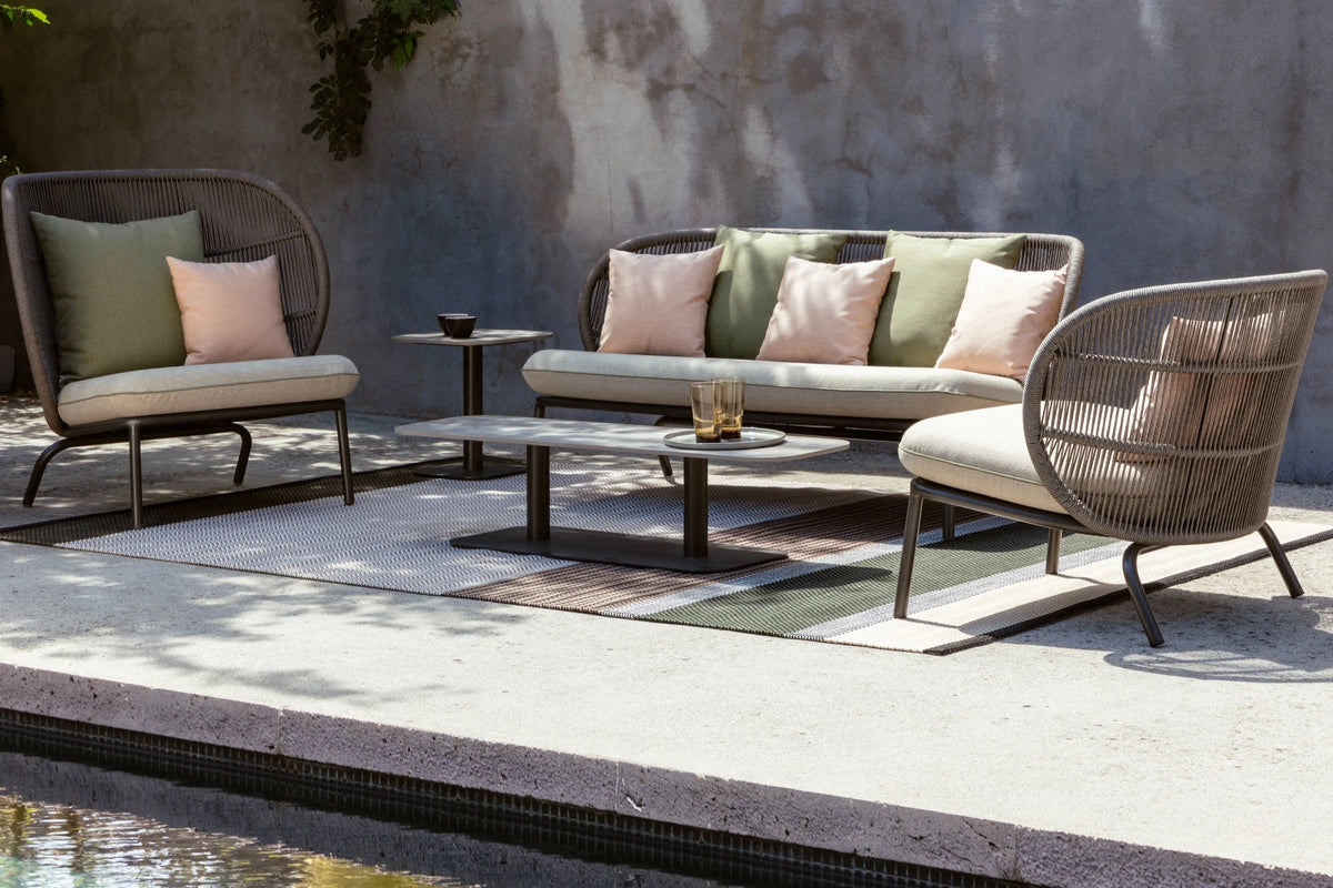 Vincent Sheppard KODO Couchtisch als Tischgruppe im Outdoor-Loungebereich