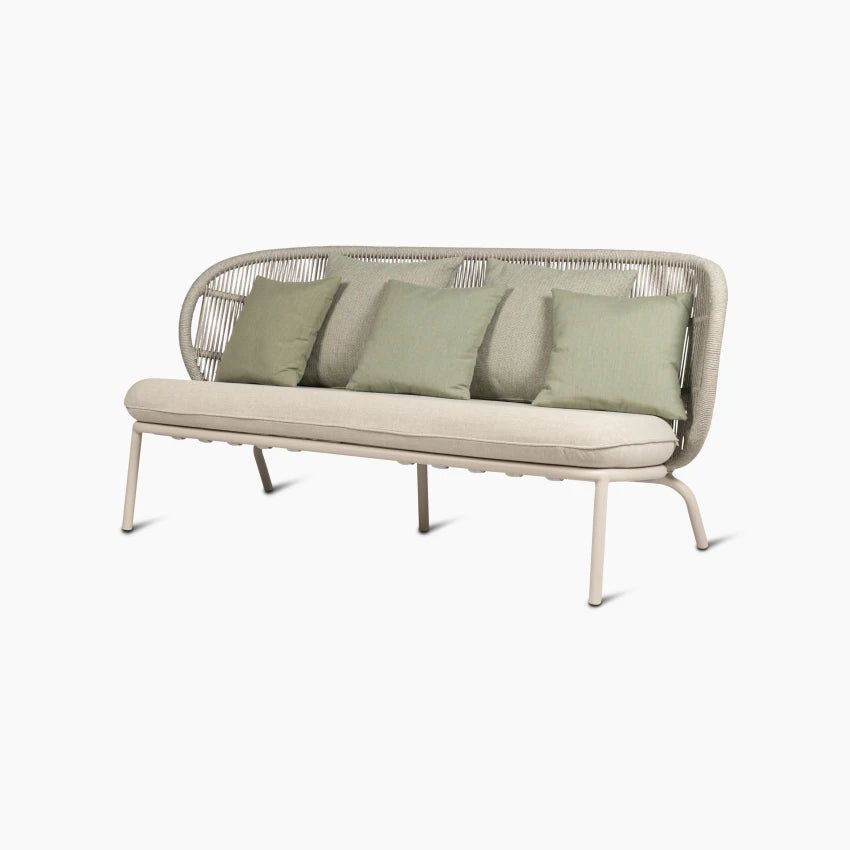 Vincent Sheppard KODO Gartensofa in Dune White mit Olive Green und Fig Green Dekokissen