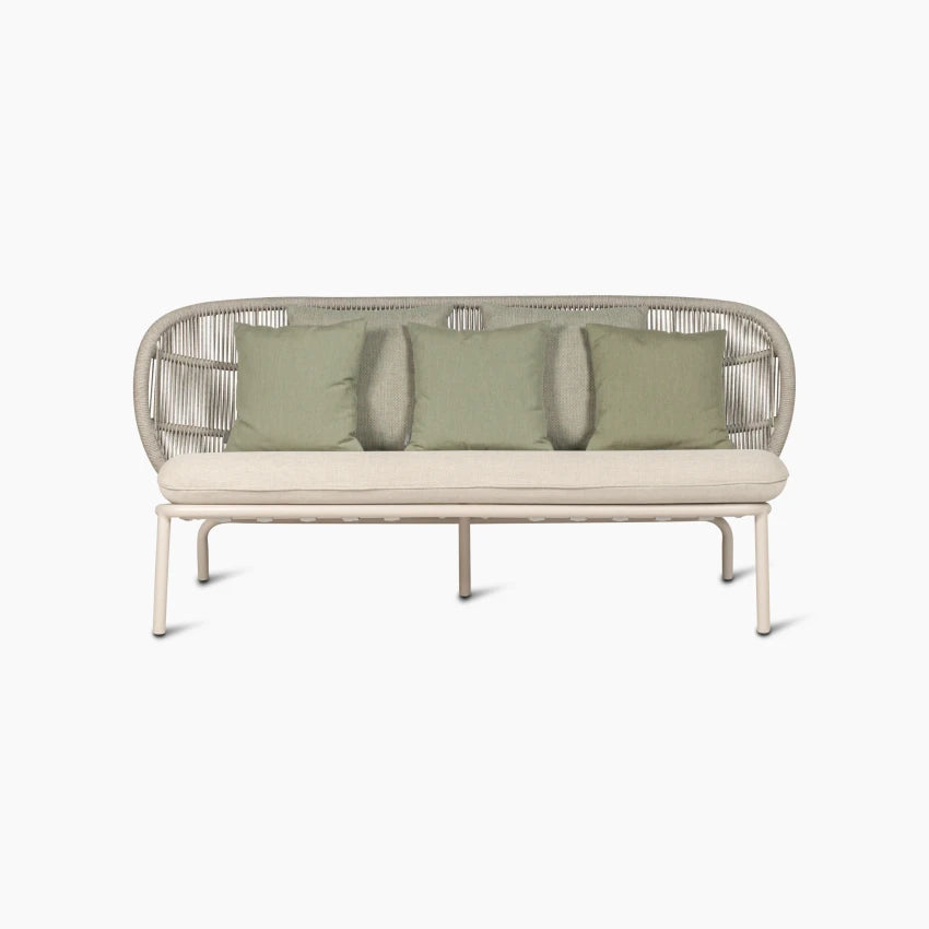Vincent Sheppard KODO Gartensofa in Dune White mit Olive Green und Fig Green Kissen