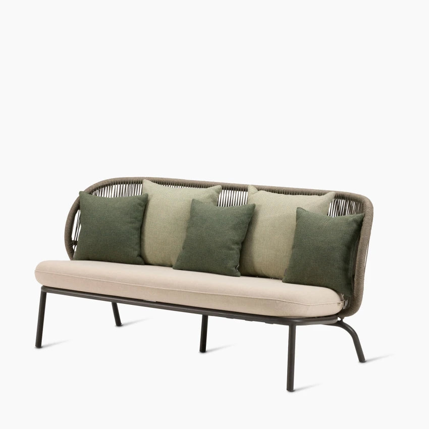Vincent Sheppard KODO Gartensofa in Fossil Grey mit Pine Green und Olive Green Kissen
