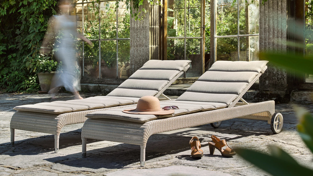 Vincent Sheppard SAFI Sonnenliege in Old Lace mit Polyethylengeflecht im Garten