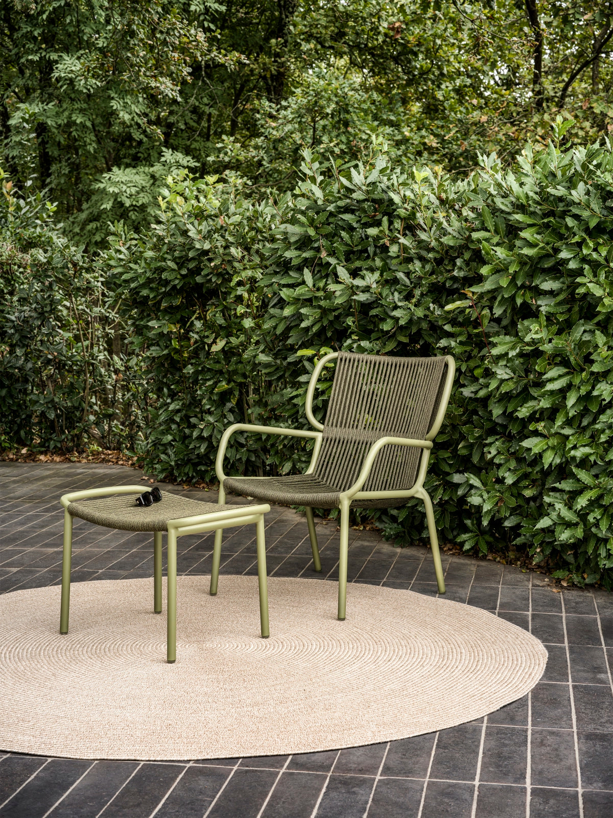 Vincent Sheppard RIBBON Fußhocker mit Loungesessel auf moderner Terrasse