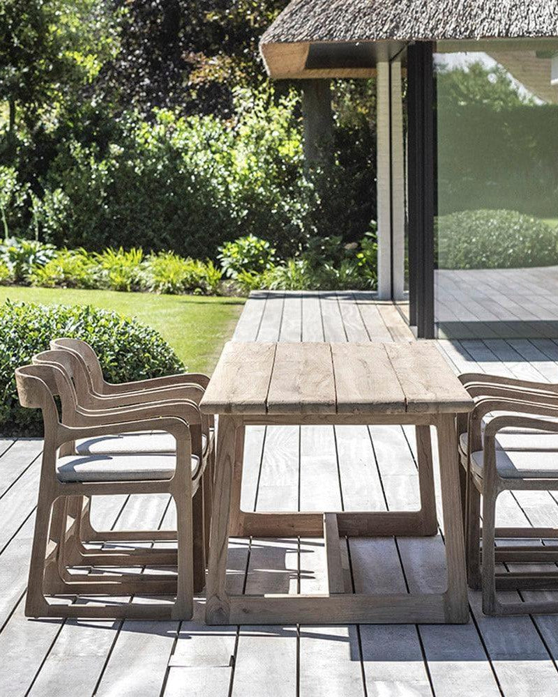 Mehrere Gommaire SALLY Armlehnstühle mit Kissen im Garten – harmonisches Outdoor-Arrangement mit stilvollem Teakholz und wetterfesten Textilien