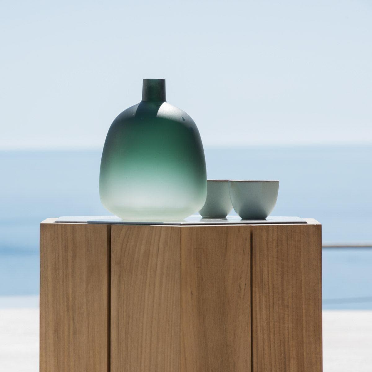 Beistelltisch HEXAGON hoch von Tribù mit Deko am Strand – Design trifft Natürlichkeit in exklusiver Outdoor-Szenerie