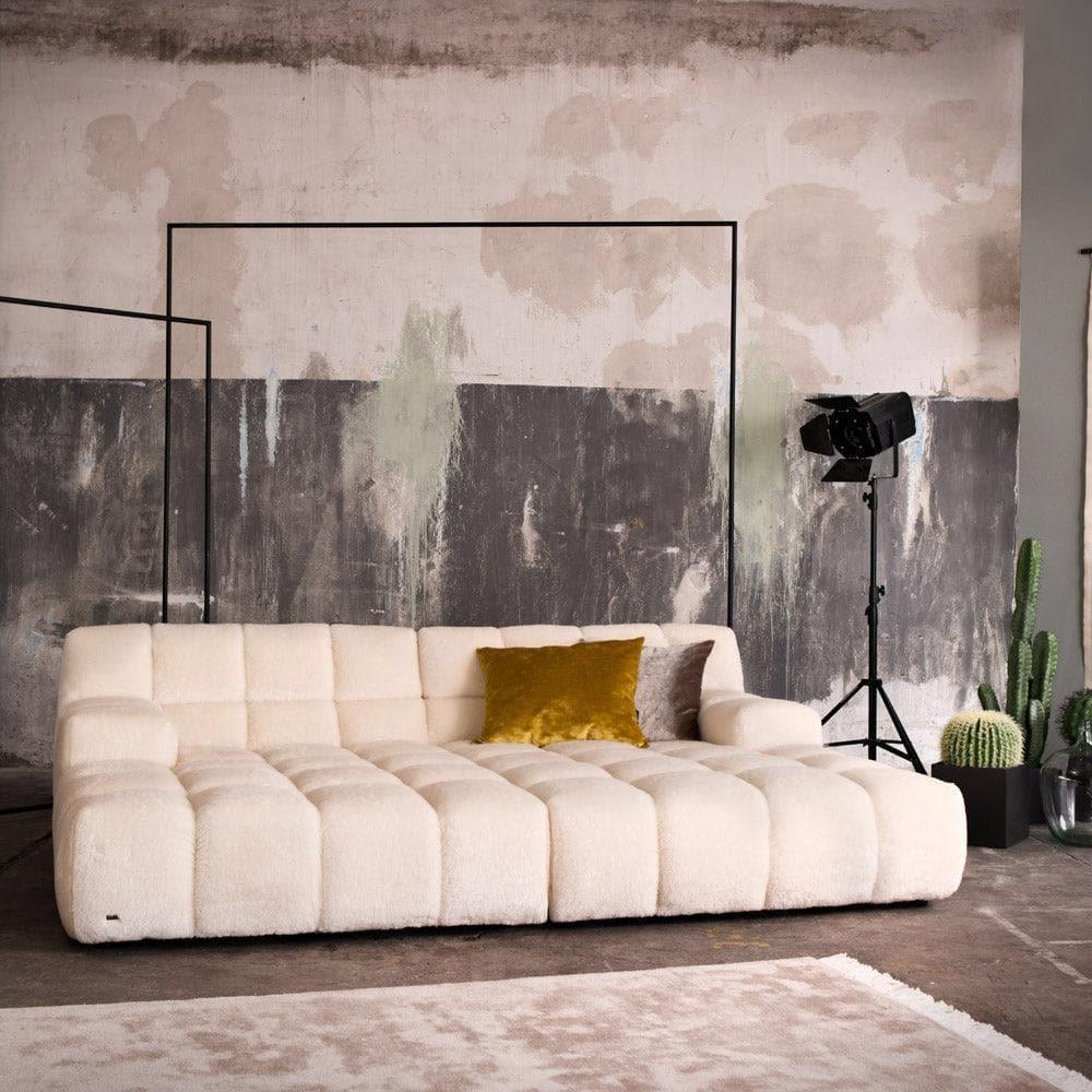 Daybed OCEAN 7 von Bretz in Eisbär-Felloptik, inszeniert in einem hellen, modern eingerichteten Wohnzimmer mit reduzierter Ästhetik und Designfokus