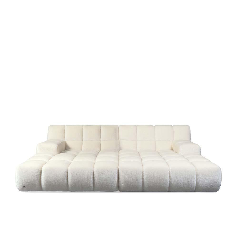 Luxuriöses Daybed OCEAN 7 von Bretz in der Variante Eisbär – modernes Chaiselongue mit weichem Fellbezug in Polarweiß und charakteristischer Wellenform