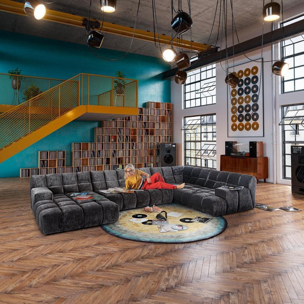 Bretz OCEAN 7 Sofa in Anthrazit in einem großzügigen Loft – markantes Designstück in industrieller Umgebung mit Backsteinwand und Stahlakzenten