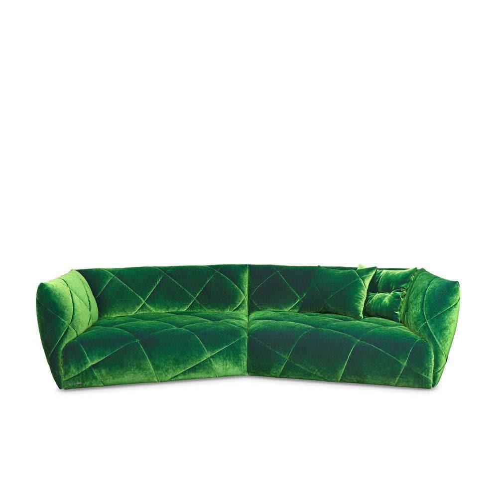 Sofa TERATAI G106 von Bretz in Rain Forest – frontal aufgenommenes Designersofa mit geschwungener Rückenlehne und grünem Samtbezug in Regenwald-Optik