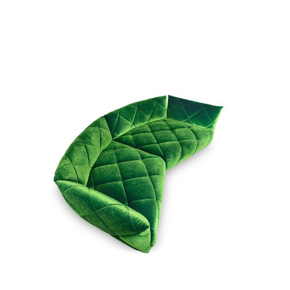 Sofa TERATAI G106 von Bretz in der Farbvariante Rain Forest – von oben fotografiert, zeigt die organische Form und großzügige Polsterlandschaft in sattem Grün