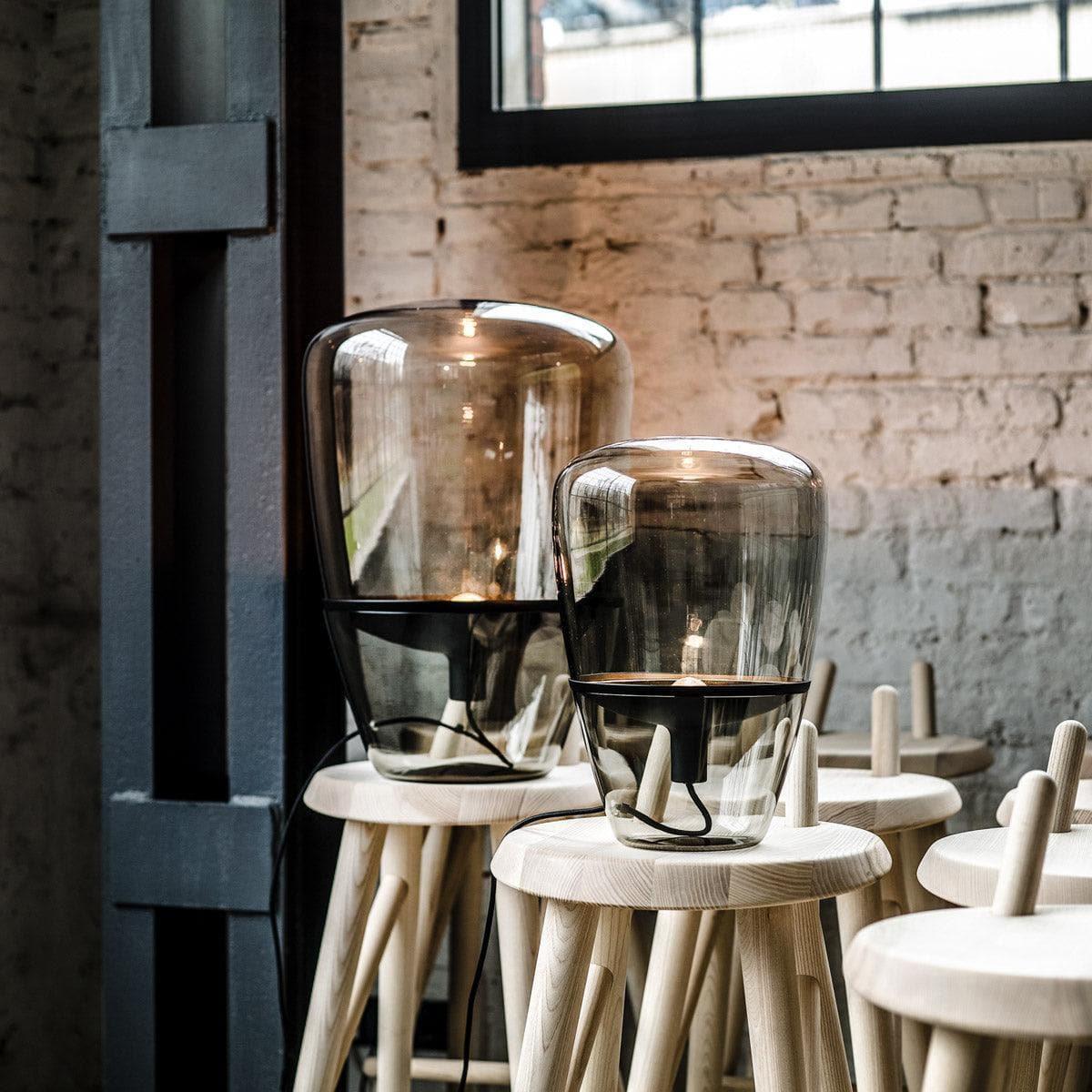 Stehleuchten BALLOONS PC856 von Brokis – harmonisches Paar aus rauchbraunem Glas mit Kupferreflektor und rauchgrauem Glas mit Messing