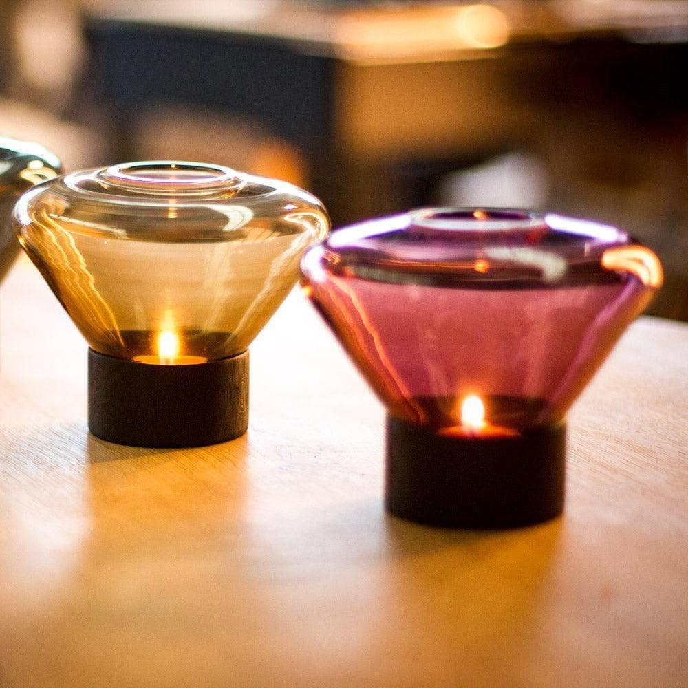 Zwei Brokis MUFFIN Windlichter auf einem gedeckten Tisch – stimmungsvolles Lichtspiel für Dinner oder Lounge-Bereich