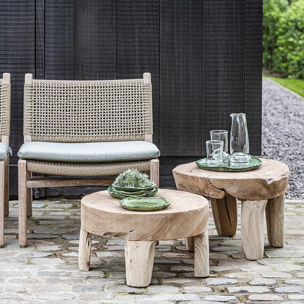 Einrichtungsbild mit Gartenstuhl FIONA Easy von Gommaire – gemütliche Outdoor-Szene mit gepolstertem Teakstuhl und passenden Beistelltischen auf der Terrasse