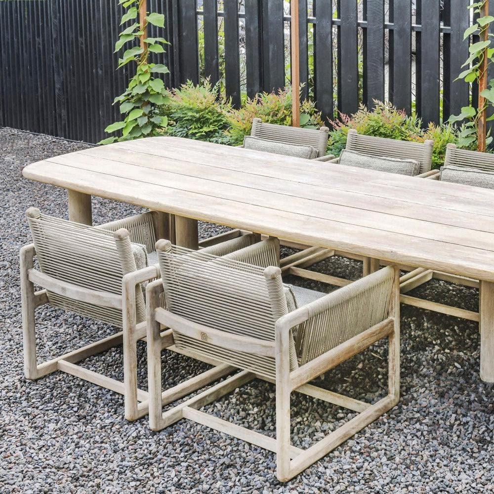 Esstisch CARLO im Garten unter Sonnenschirm – großzügiger Teakholz-Tisch von Gommaire als Herzstück einer Outdoor-Essgruppe im Grünen