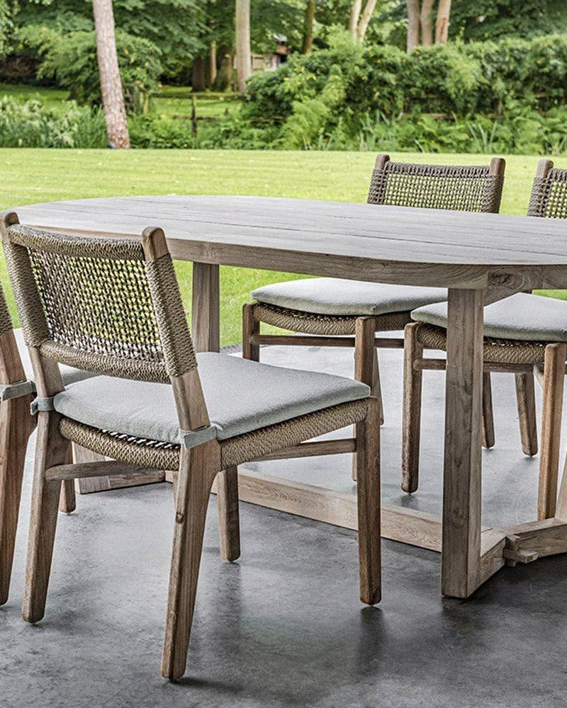 Gartenstuhl FIONA von Gommaire mit wetterfestem Sitzkissen – eleganter Teakstuhl für stilvolle Outdoor-Essbereiche und Lounge-Terrassen