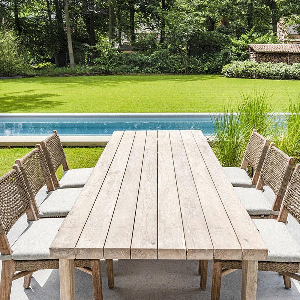 Gommaire Gartenstuhl FIONA mit Kissen im Garten – gemütliche Sitzszene mit Beistelltisch und natürlichem Schattenbereich