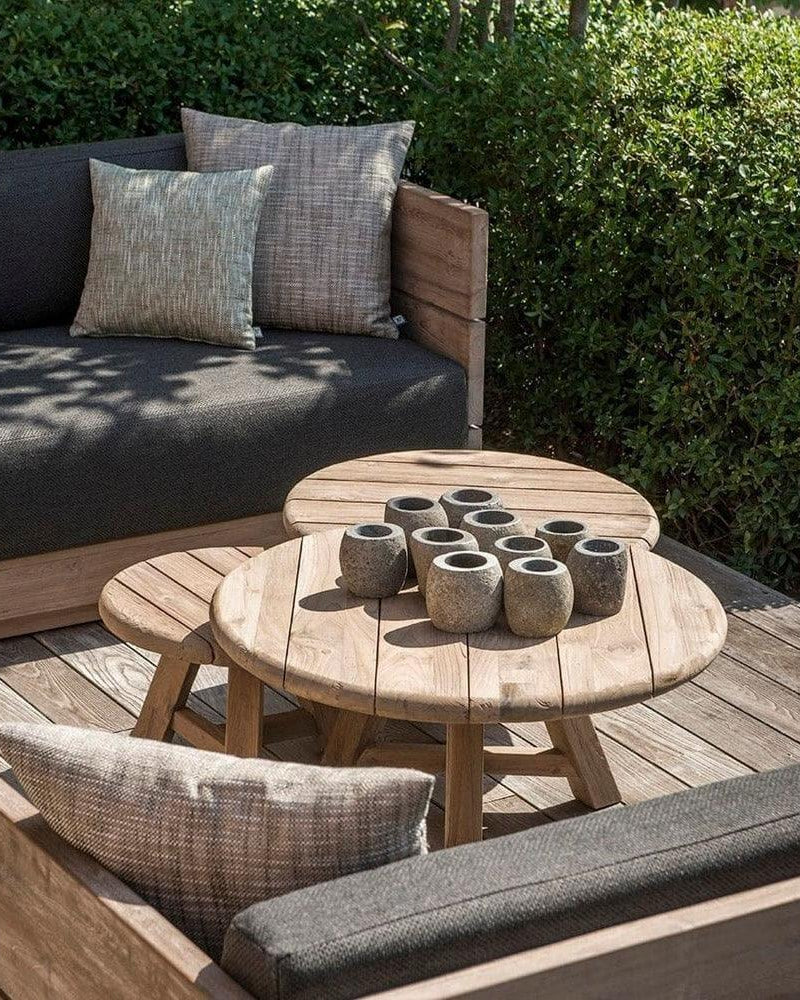3er Set Couchtisch ANTON von Gommaire auf Terrasse – eleganter Mix aus Naturholz-Tischen für stilvolle Outdoor-Sitzbereiche mit Loungecharakter