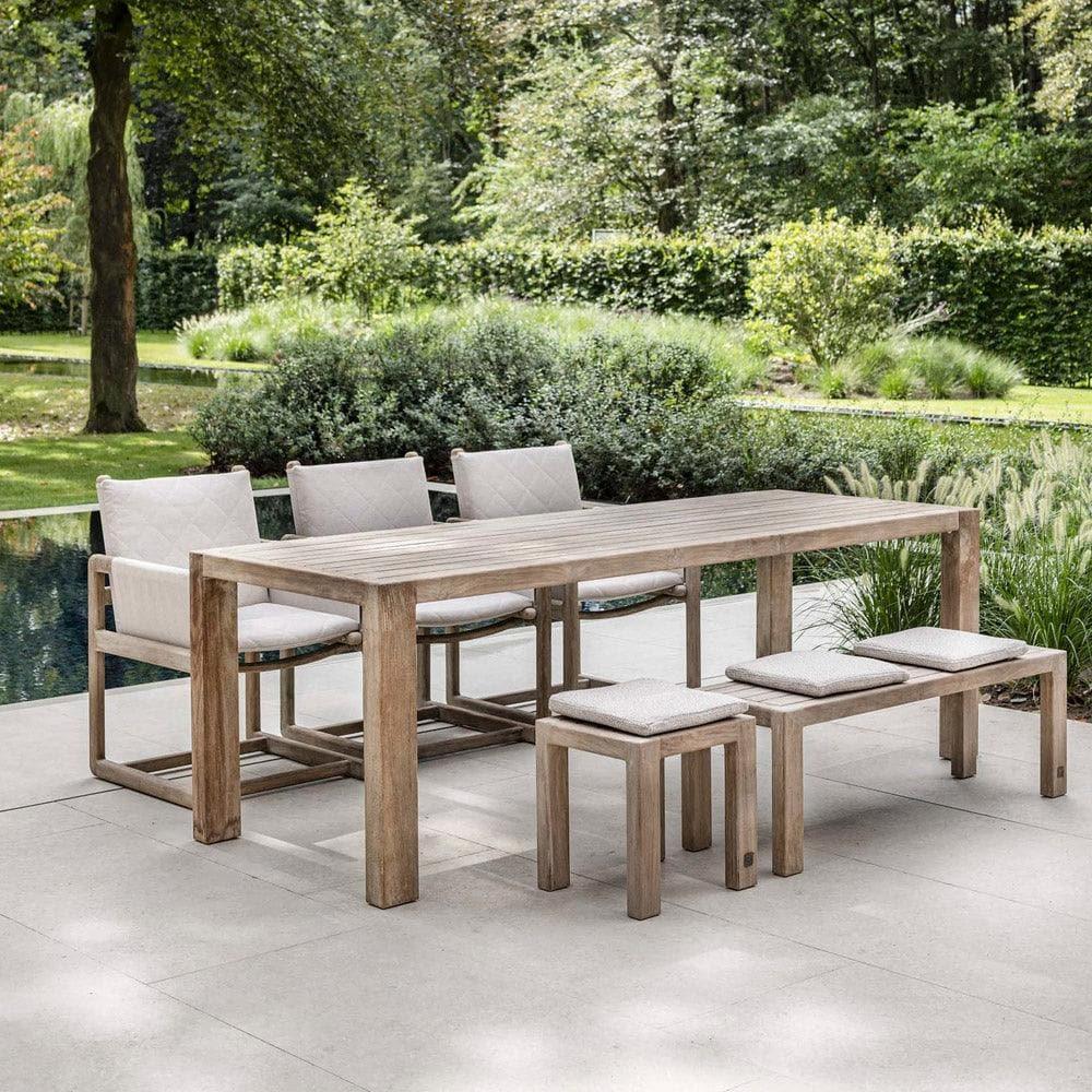 Gepolsterter CARLO Stuhl von Gommaire auf Terrasse – moderne Kombination mit Beistelltisch, ideal für Outdoor-Living-Bereiche