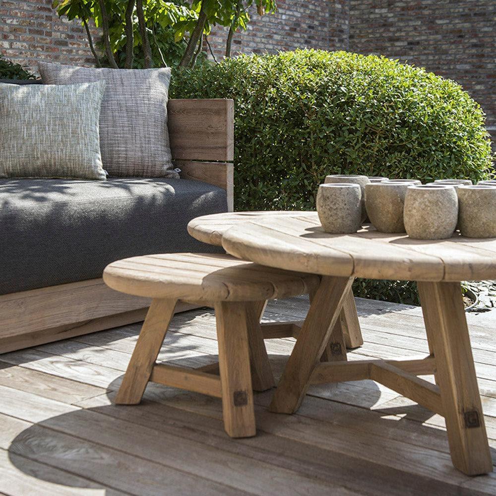 Couchtisch ANTON 3er Set von Gommaire im Garten – flexible Tische aus recyceltem Teakholz in Kombination mit wetterfestem Lounge-Sofa