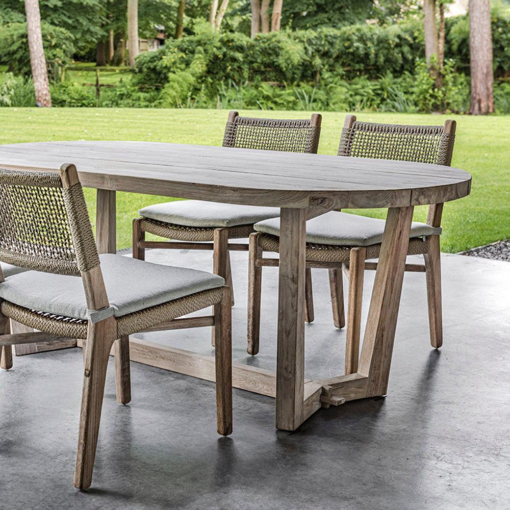 Ovaler Esstisch DAN 200 cm im Garten – Gommaire Teaktisch mit passender Bestuhlung, ideal für stilvolle Outdoor-Essbereiche und großzügige Terrassen