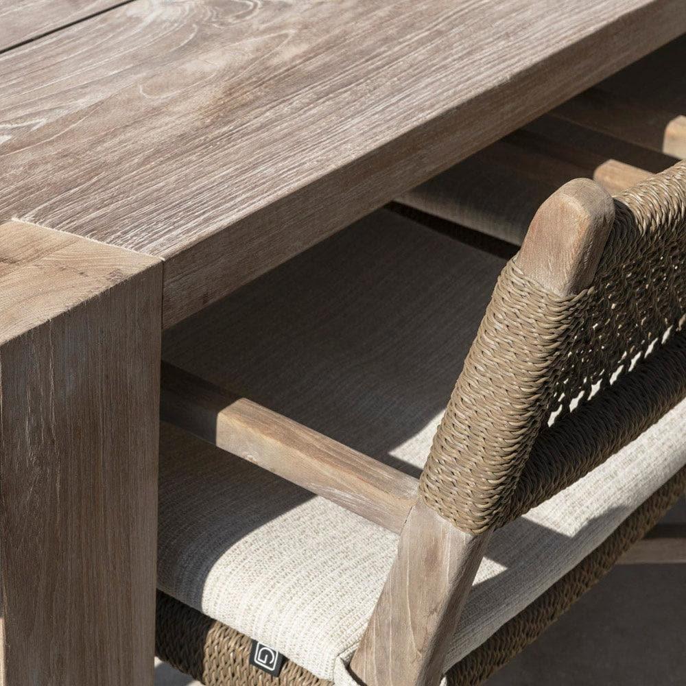 Esstisch JACOB auf Terrasse – Gommaire Outdoor-Tisch aus Teak in Kombination mit Gartenstühlen, ideal für stilvolle Essgruppen im Außenbereich