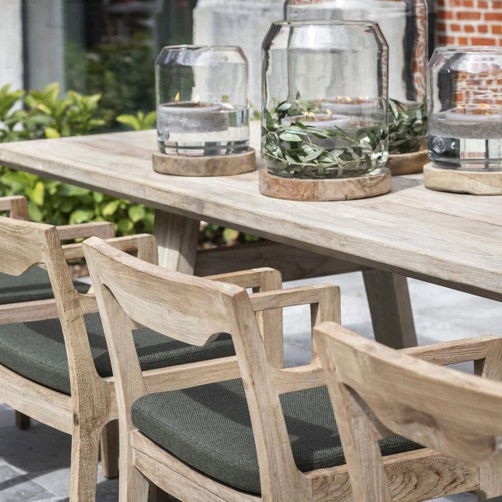 Esstisch MIA von Gommaire auf Terrasse – moderner Teakholz-Esstisch in Kombination mit bequemen Lounge-Stühlen für gesellige Outdoor-Momente