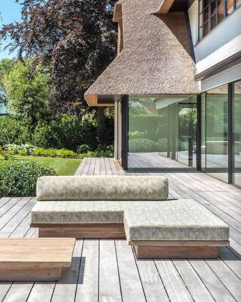 Hocker MAGNUS von Gommaire mit passendem Sofa auf Terrasse – stilvolle Outdoor-Kombination aus Teakholz und wetterfestem Bezug