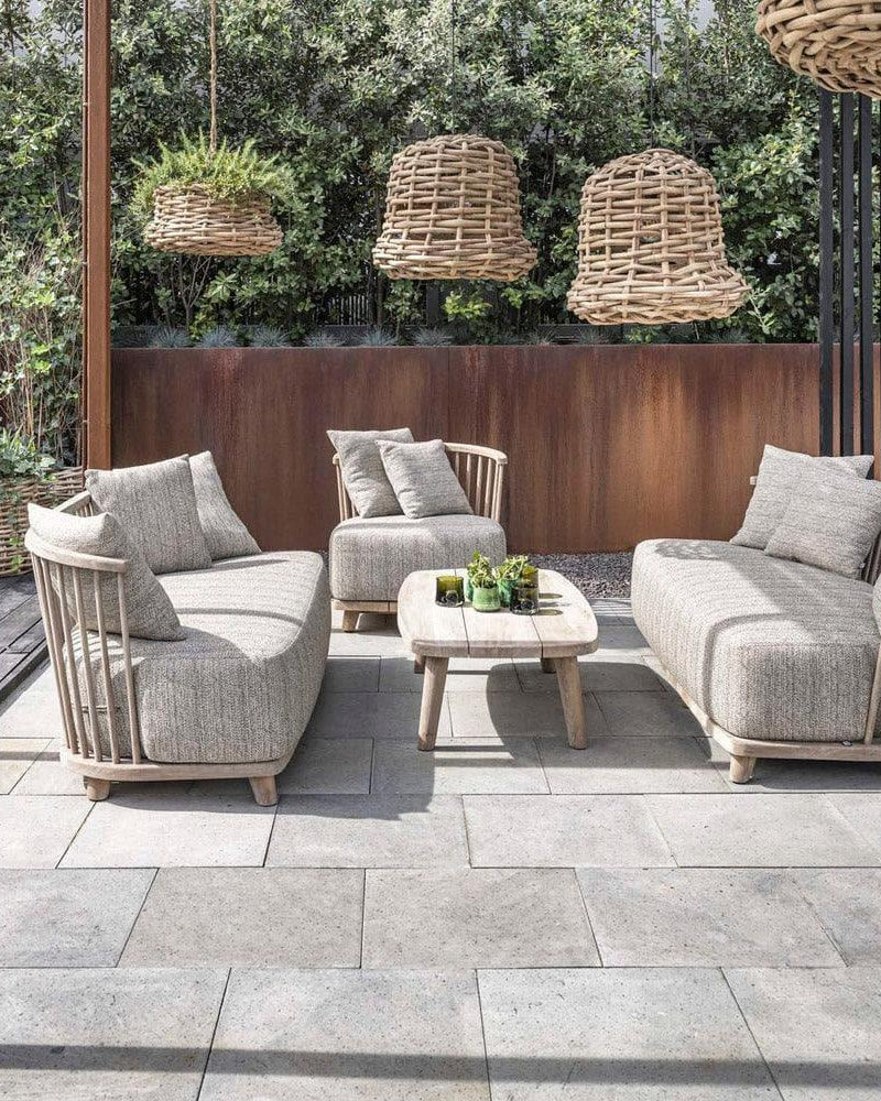LOUNGE CAROL Gartensofa von Gommaire auf der Terrasse – stilvolle Kombination aus Naturmaterialien und wetterfesten Kissen für moderne Outdoorbereiche