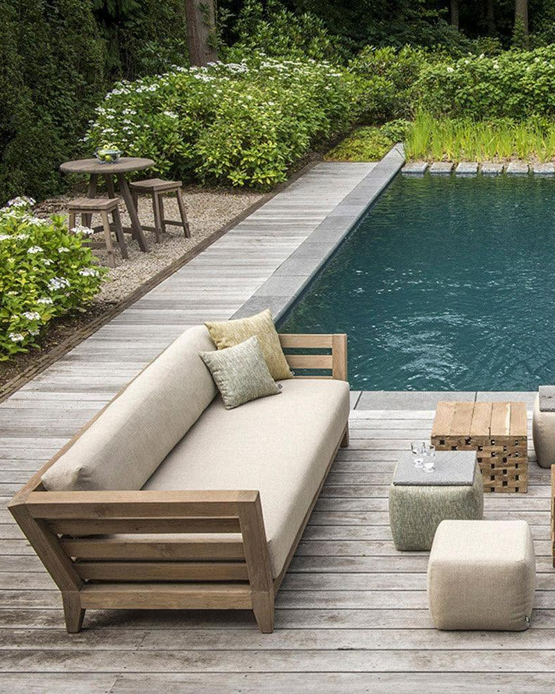 Gartensofa MIA von Gommaire am Pool – stilvolles Outdoor-Sofa aus Teak mit bequemen Kissen für entspannte Sonnenstunden im Garten