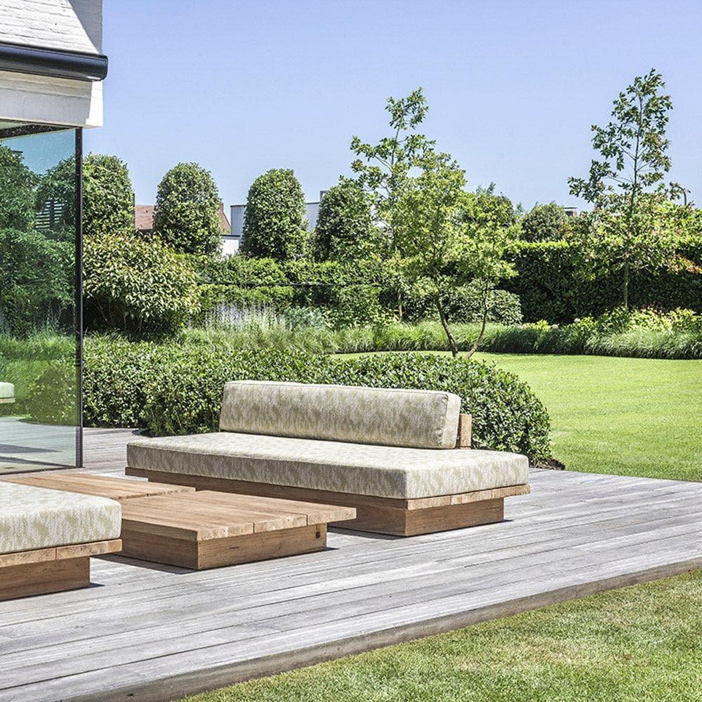 Gommaire Gartensofa MAGNUS auf Terrasse – modernes Outdoor-Sofa aus Teak mit komfortabler Polsterung für stilvolle Loungemöblierung