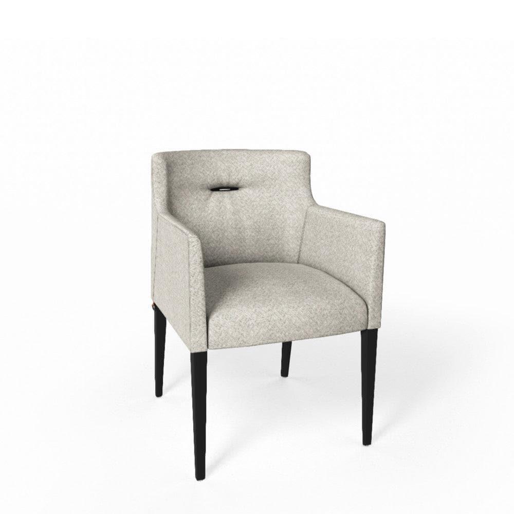 Modellansicht des Armlehnstuhls MARGAUX C0312 mit weich gepolsterter Sitzschale und filigranem Holzgestell