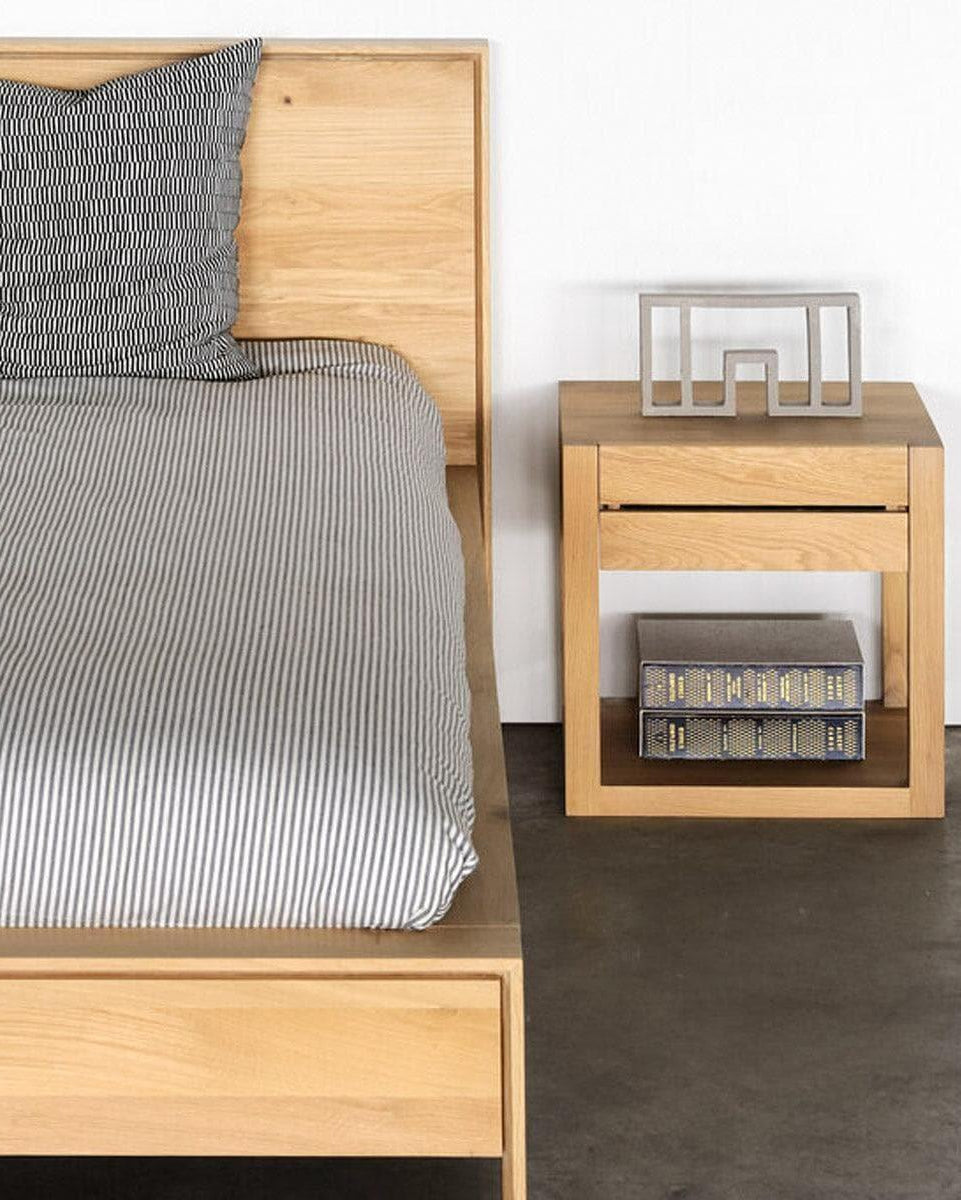 AZUR Nachttisch aus Eiche neben passendem Ethnicraft Bett – harmonisches Ensemble fürs Schlafzimmer