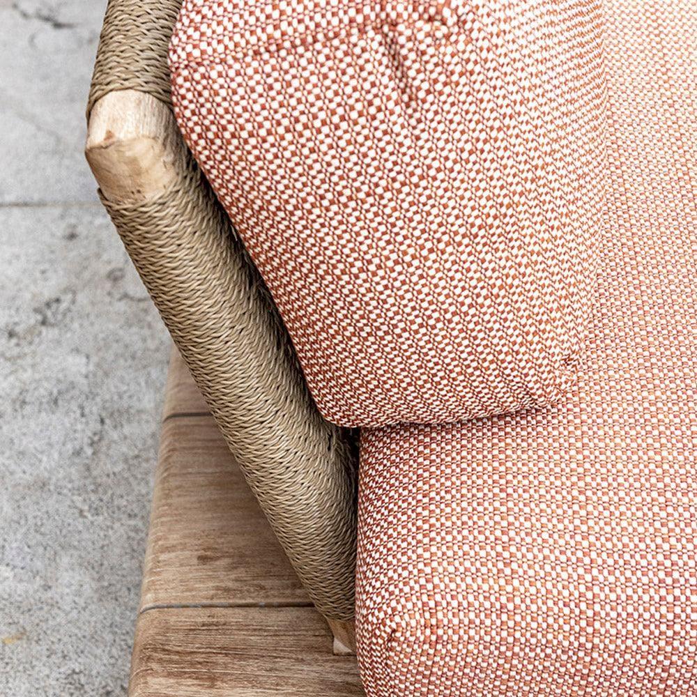 Nahaufnahme des Gartensofas EDGE von Gommaire – hochwertige Teakholzstruktur mit wetterfestem Outdoor-Polster in edler Verarbeitung