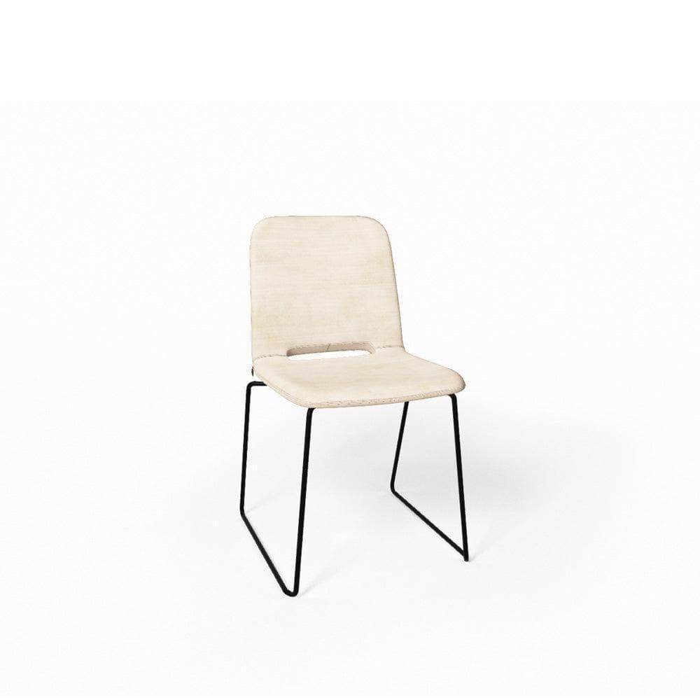 Frontansicht des stapelbaren Stuhls PAMP C1110 – modernes Design mit schlanker Silhouette